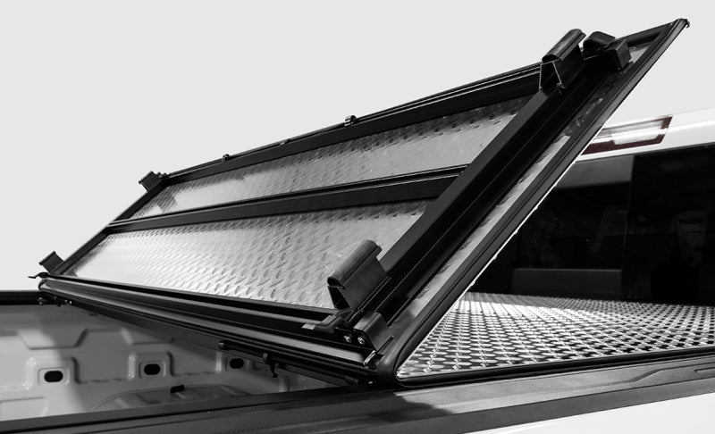 Access LOMAX Pro Series Tri-Fold Cover 15-19 Chevy Colorado 6ft Bed - Blk Diamond Mist